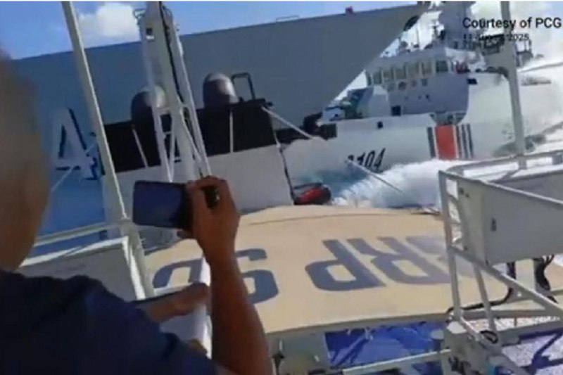 菲律宾称中国军舰发射水炮和追击菲巡逻艇菲律宾称，一艘中国海军舰艇在南中国海追击一艘菲律宾巡逻艇时，与另一艘中国海警舰艇相撞