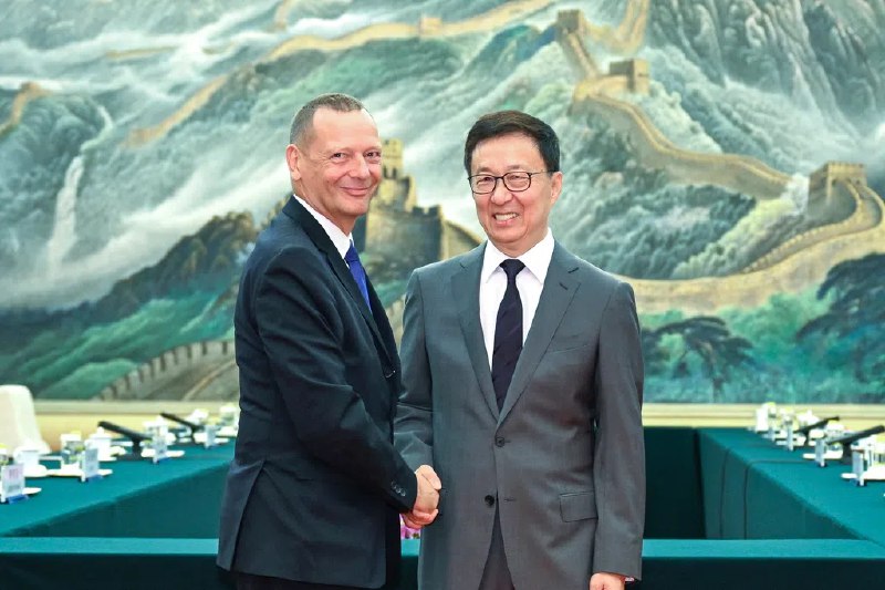 韩正：中国愿同法国增进交往互信加强多边协作中国国家副主席韩正星期四（10月16日）在北京会见法国总统外事顾问博纳，表示北京愿同巴黎增进交往互信，加强多边协作，让中法全面战略伙伴关系始终保持积极向上势头