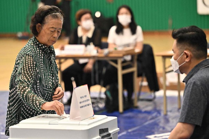 韩国第21届总统选举开始正式投票韩国第21届总统选举星期二（6月3日）清晨6时（新加坡时间5时）开始正式投票