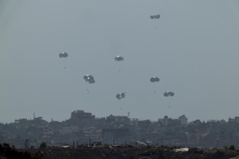 德国拟从约旦向加沙空投物资 两架运输机已启程德国总理默茨称，德国两架军用运输机最快将于星期三（7月30日）开始从约旦向加沙空投人道援助物资，称这项援助“虽小却意义重大”