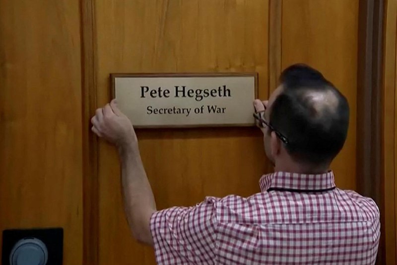 特朗普把美国国防部更名战争部美国总统特朗普星期五（9月5日）签署行政令，指示国防部更名为“战争部”，称此举向全世界传递“胜利信息”，“展现美国的实力和决心”，回归到美国“觉醒”风潮盛行之前的时代