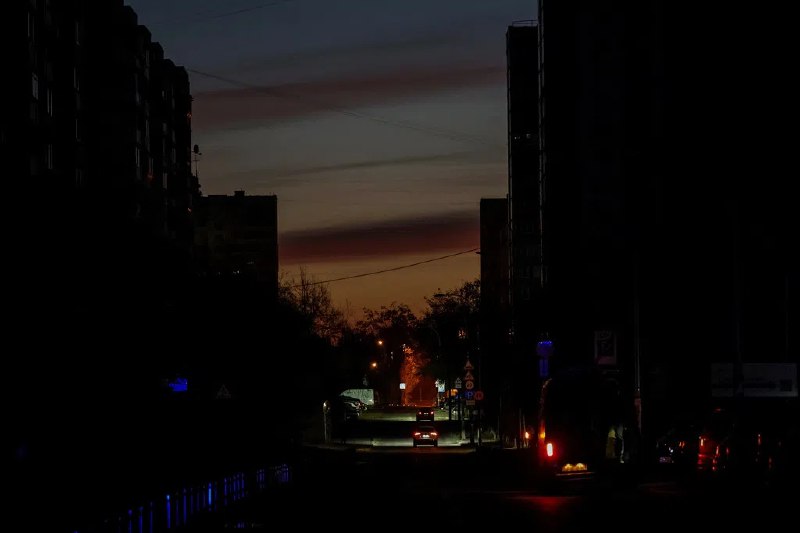 乌官员：俄军袭击导致逾40万用户断电乌克兰能源官员说，俄罗斯近期对乌克兰西部地区发动大规模空袭后，截至星期四（11月20日）中午，仍有逾40万名乌克兰用户处于停电状态